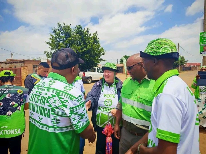 EvelynMondlana's tweet photo. All systems are set for todayβs #FinalPush door-to-door campaign. We will be engaging residents alongside @Action4SA Councilor Candidate Mokete Botha Nthongoa joined by the President @HermanMashaba and Provincial Chair @Funzi_Ngobeni.
#6daystothepolls
#letsfixward10 https://t.co/hurqHjjrrV