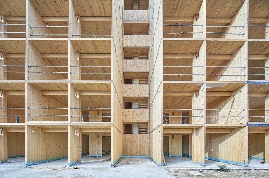 unemadera's tweet photo. #modoMADERA | Madera Viva – Arquitectura con alma 🏗️🪵

La madera gana terreno en la construcción por su sostenibilidad, eficiencia y rapidez. Con sistemas como CLT y LVL, impulsa un modelo más ligero y bajo en carbono. Construir en madera es construir futuro. https://t.co/CvtRBvUtKY