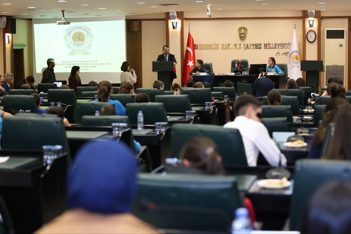 halitdoganbsk's tweet photo. Bir çocuk gülerse dünya değişir.🧡☺️🌎

Biz biliyoruz ki mutluluk, çocuklarımızın gülümsemesinde saklı.

20 Kasım Dünya Çocuk Hakları Günü’nde meclisimiz, bugünümüzün ve yarınımızın teminatı evlatlarımıza emanetti. https://t.co/Gqr22yCcFT