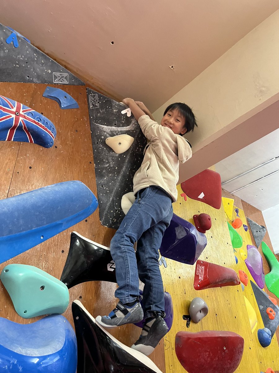 VolnyClimbing's tweet photo. VOLNY相模原ではキッズスクール生募集中！
初心者&amp;キッズ壁には80本の課題を用意、後半まで登れるようになると次は色々な傾斜のまぶし壁にも挑戦します！

スクール体験はこちらから↓
https://t.co/uXpU5RPcmF

#ボルダリング #習い事 #お出かけ #町田 #八王子 #神奈川 #相模大野 #クライミング https://t.co/WjMgFAkzY2