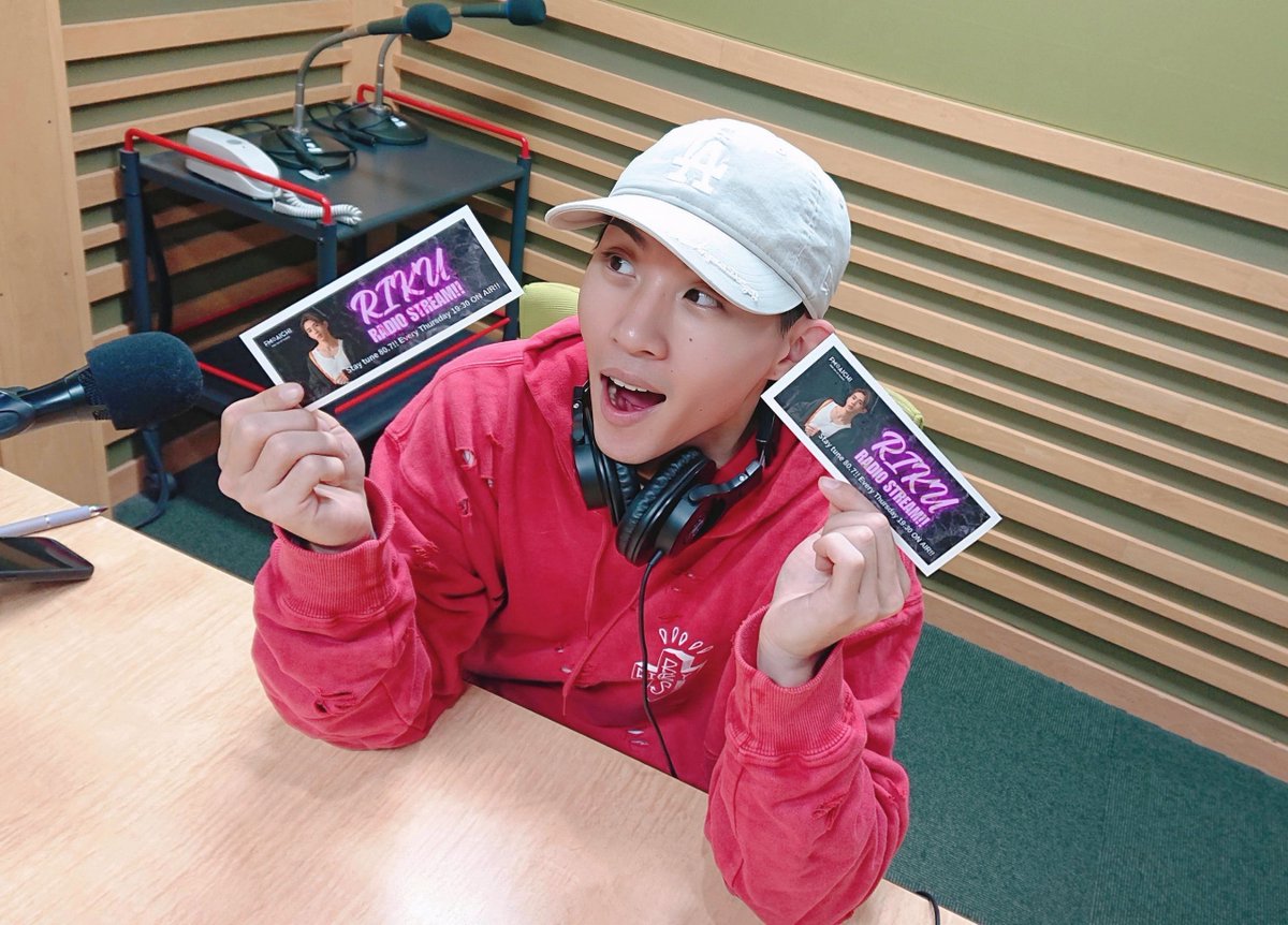 riku_radio's tweet photo. 🎁番組プレゼント
#りくらじ
『番組オリジナルステッカー』
#平野莉玖 サイン入り
抽選で1名様に #プレゼント   

★応募   
①フォロー(済は②)    
②本投稿をRP   
締切:11/27(木) 18:00迄

メッセージはこちら👇
https://t.co/2y0chi6W1m https://t.co/9ao9H7J9gg
