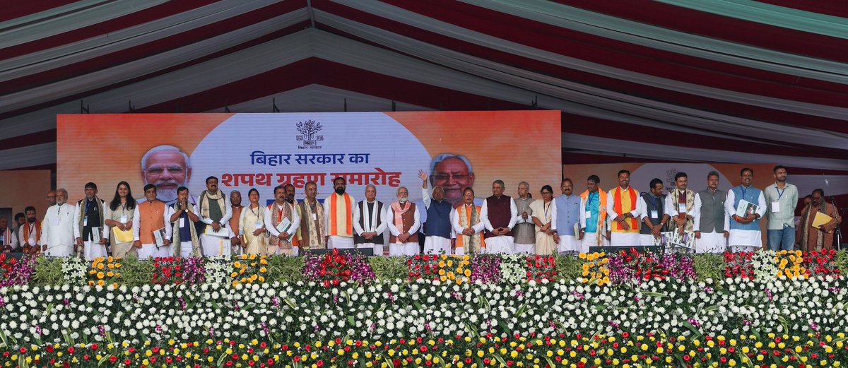 upnewz_'s tweet photo. #BREAKING : शपथ के बाद पीएम मोदी ने नीतीश कुमार को दी बधाई

पटना के गांधी मैदान में NDA सरकार के शपथ ग्रहण समारोह के बाद प्रधानमंत्री नरेंद्र मोदी ने मुख्यमंत्री नीतीश कुमार को पदभार संभालने पर बधाई दी। पीएम ने X पर पोस्ट करते हुए लिखा कि "नीतीश कुमार जी को बिहार के मुख्यमंत्री पद की शपथ लेने पर बहुत-बहुत बधाई। वे एक कुशल और अनुभवी प्रशासक हैं। राज्य में सुशासन का उनका शानदार ट्रैक रिकॉर्ड रहा है। नए कार्यकाल के लिए उन्हें मेरी हार्दिक शुभकामनाएं।"

#PMModi #NitishKumar #BiharCM #BiharPolitics