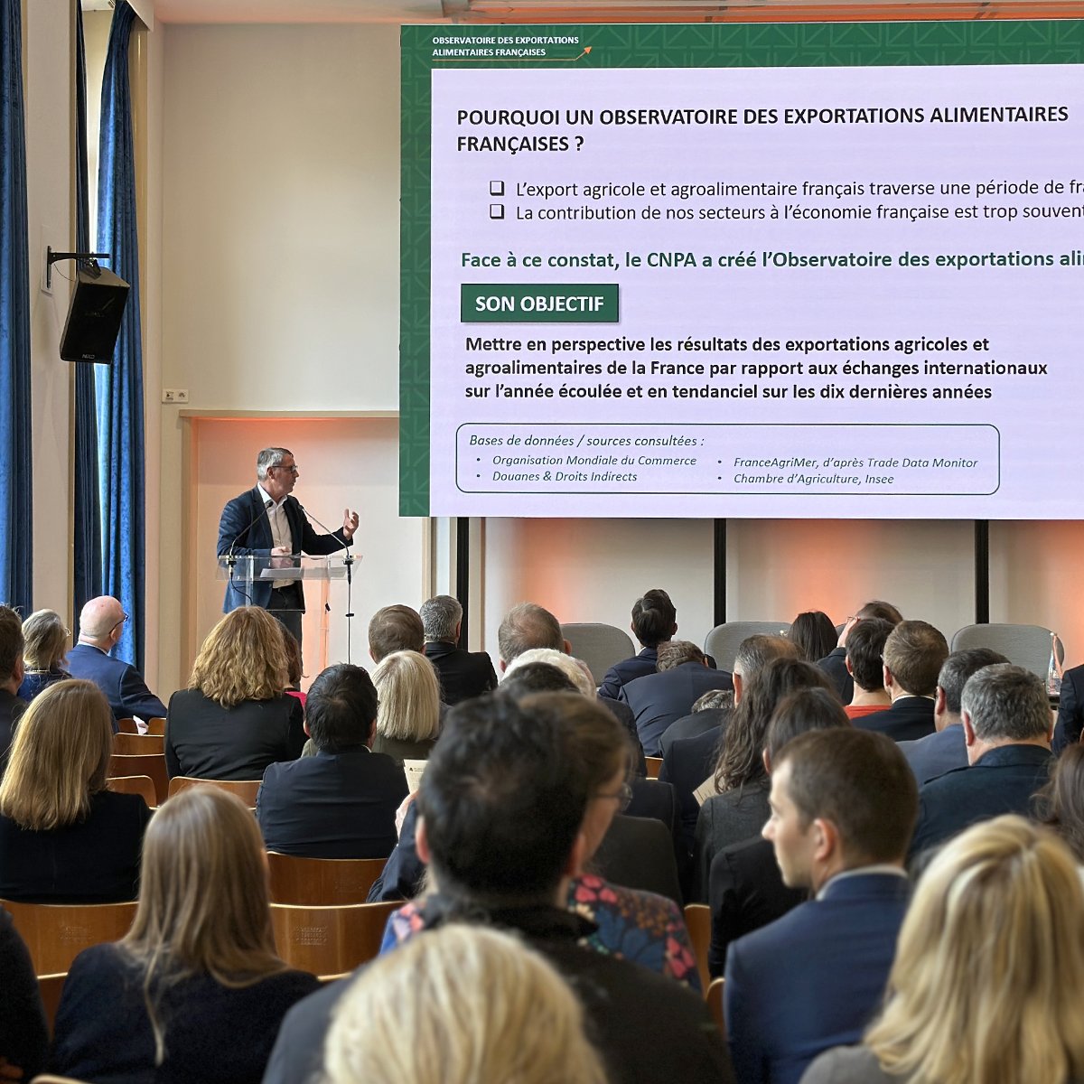 Interbev_fr's tweet photo. UN OBSERVATOIRE POUR OBJECTIVER LES TENDANCES ET AGIR COLLECTIVEMENT
Présenté par Emmanuel BERNARD, président de la section bovine d’INTERBEV, le 1er Observatoire des Exportations Alimentaires du CNPA apporte un éclairage essentiel : dans un contexte de transitions rapides, la France doit mieux mesurer sa position pour retrouver de l’ambition à l’#export.

🚨 En dix ans, alors que les échanges mondiaux progressent, la France a vu sa balance commerciale agricole et agroalimentaire chuter de 43 %. Un recul alarmant, aggravé en 2024, et qui pourrait pour la première fois depuis des décennies faire basculer la balance commerciale agroalimentaire française dans le négatif en 2025.
L’Observatoire met en évidence un décrochage particulièrement marqué de la France sur le marché européen, sans que cela ne puisse s’expliquer ni par des différences de normes ni par la parité monétaire. C'est un signal préoccupant, alors que l’Europe demeure notre premier débouché naturel. 🇫🇷🇪🇺

C’est précisément pour répondre à ces enjeux que l’Observatoire a été créé.
En réunissant les données des dix dernières années et les tendances récentes, ce nouvel outil vise à offrir une lecture claire des évolutions, à objectiver les décisions et à soutenir l’action des filières pour renforcer leur contribution à l’économie et aux territoires.

Consultez l’Observatoire ➡️ https://t.co/QC0FaCCxMT