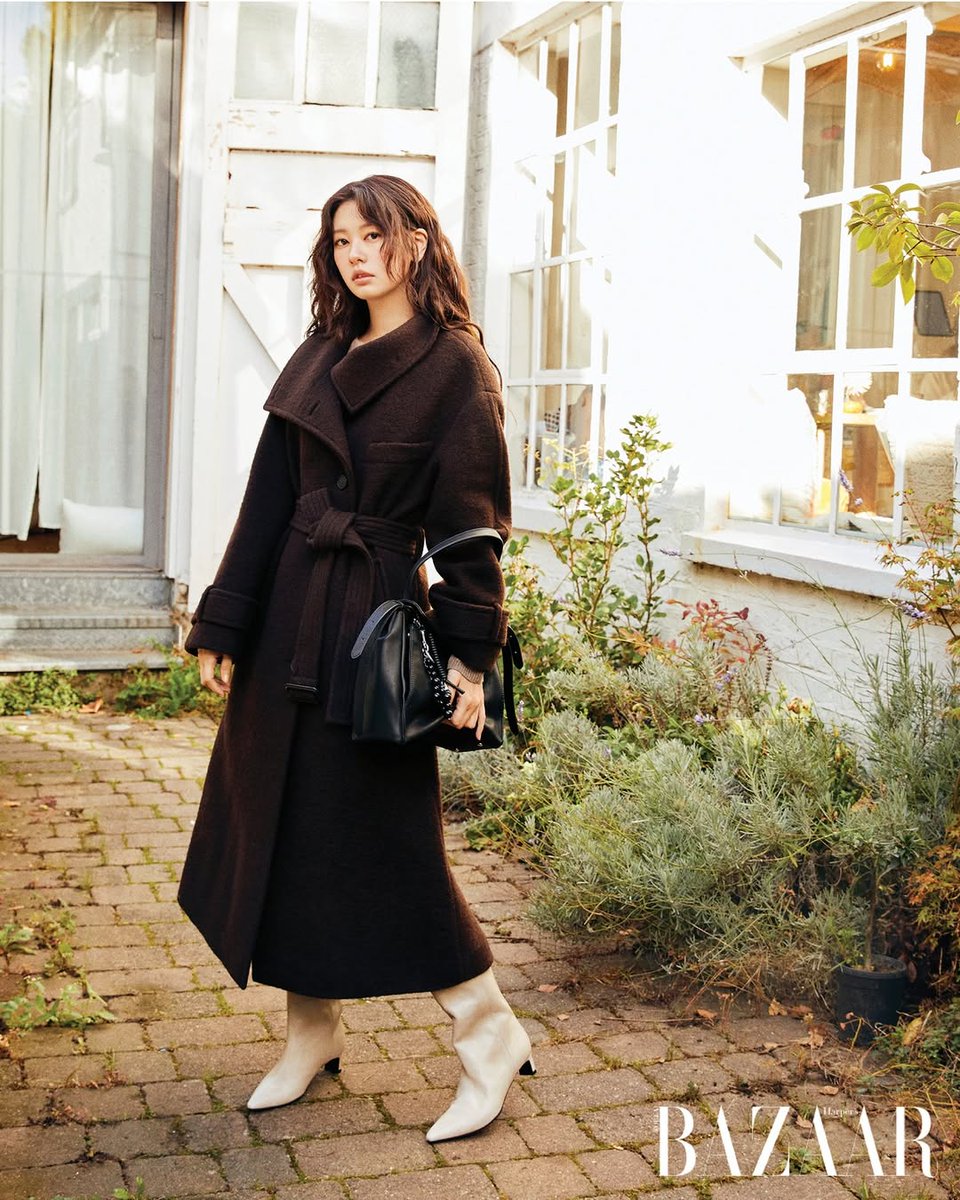 haessom817's tweet image. Before my temper gets explode.
Jung SoMin Harper Bazaar UK photoshoot 

#JungSoMin 
#harperbazaar