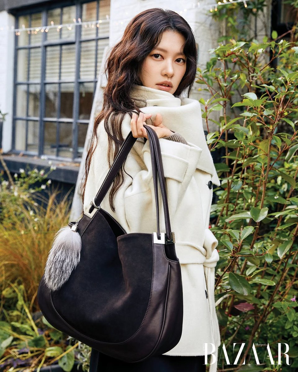 haessom817's tweet image. Before my temper gets explode.
Jung SoMin Harper Bazaar UK photoshoot 

#JungSoMin 
#harperbazaar