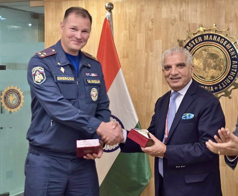 RusEmbIndia's tweet photo. 🇷🇺🇮🇳 On November 19, the delegation of the #Russia’n #EMERCOM held a meeting with representatives of #India’s National Disaster Management Authority @ndmaindia.

👉🏻 https://t.co/BDZxU7yQWR

#RussiaIndia
#DruzhbaDosti https://t.co/tKi5hI18R0