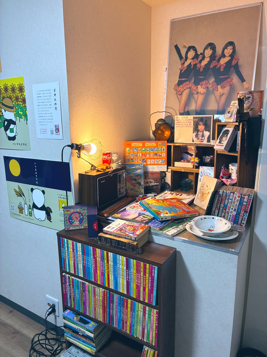 ms_kawaguchi's tweet image. でこぼこ書店(@decoboco_books)で開催中の #パンダのどすん展/#handy(@handy_dp)先生/へ遊びに行って来ました🐼🎶

昭和レトロ展有り！おみくじ有り！仕掛けだらけで写真4枚じゃ紹介しきれない😳✨あー楽しかった🤩

会場の書店さんもとっても素敵なのでお近くの方も遠方の方も是非お立ち寄り下さい😊