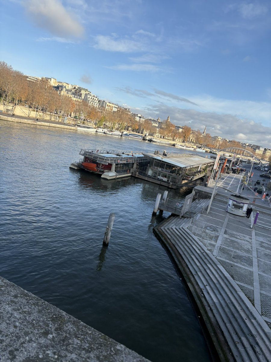 ちなみに今日はボジョレー解禁日だけど、それに合わせて来たわけではなく偶然ですね。そこまでワインオタクではないです。これはセーヌ川