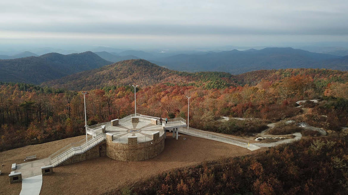 SASSAFRAS MOUNTAIN, SC: At 3,554 feet, the mountain is the highest point in SC and sits along the SC/NC border. It lies ~25 miles NW of Greenville. Sassafras Mountain is named after the native sassafras trees that thrive along the lower slopes.

Photo Credit: Danielle Kent

#scwx