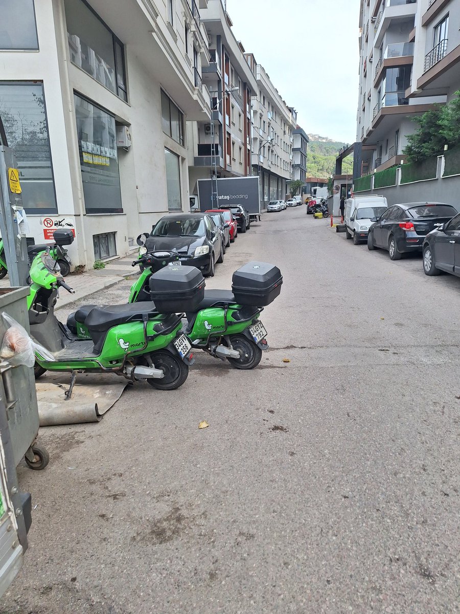 ozknbasarir's tweet photo. Girne Mahallesi Girne Caddesi Maltepe-İstanbul, bu caddede bırakılan motorlar yol ve yaya güvenliği için tehlike oluşturuyor, gereğinin yapılması için yetkililere duyurumdur. @MaltepeBelTr @koymenesin @martiteknoloji https://t.co/rRxT5ahTOO