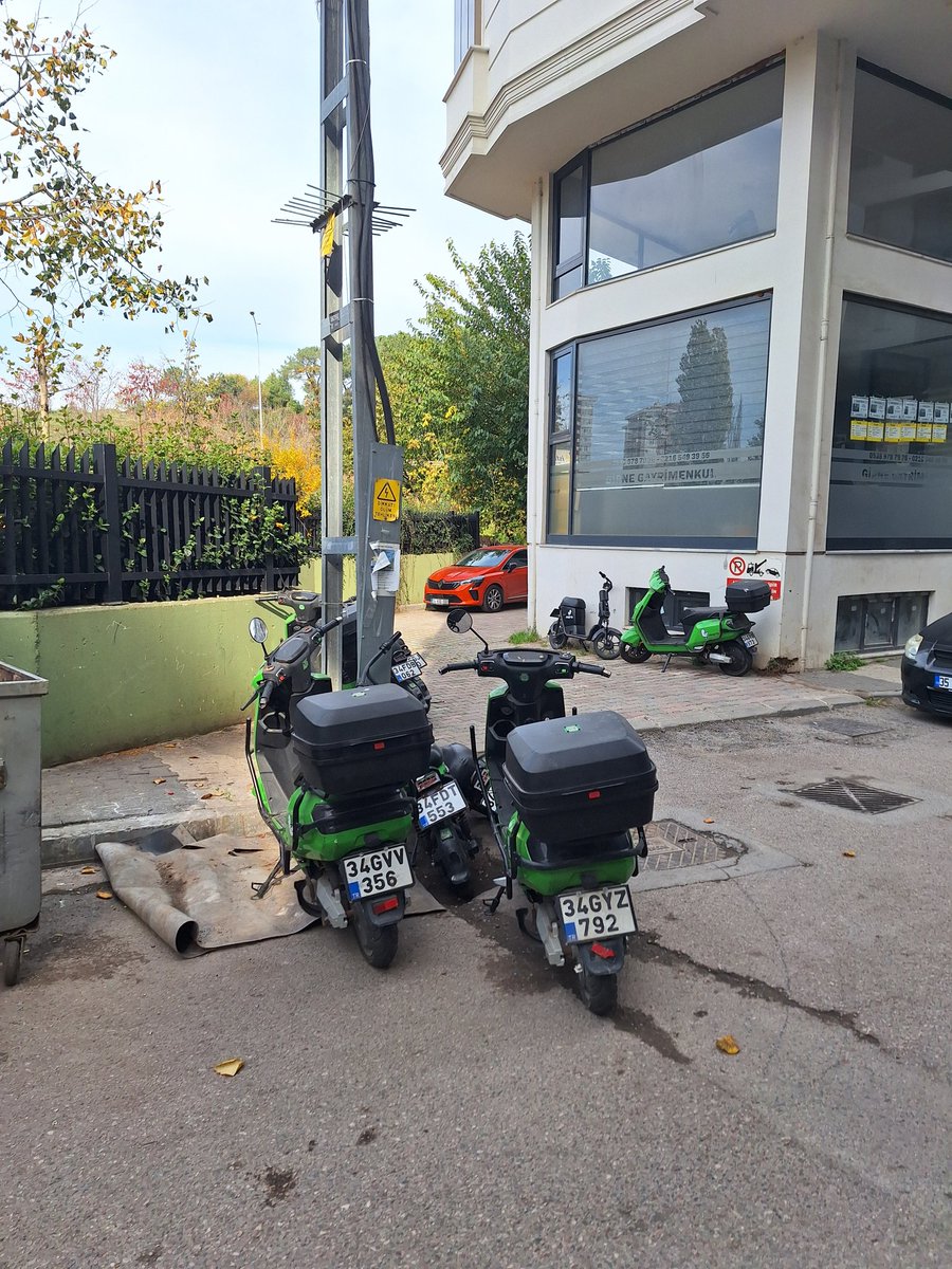 ozknbasarir's tweet photo. Girne Mahallesi Girne Caddesi Maltepe-İstanbul, bu caddede bırakılan motorlar yol ve yaya güvenliği için tehlike oluşturuyor, gereğinin yapılması için yetkililere duyurumdur. @MaltepeBelTr @koymenesin @martiteknoloji https://t.co/rRxT5ahTOO