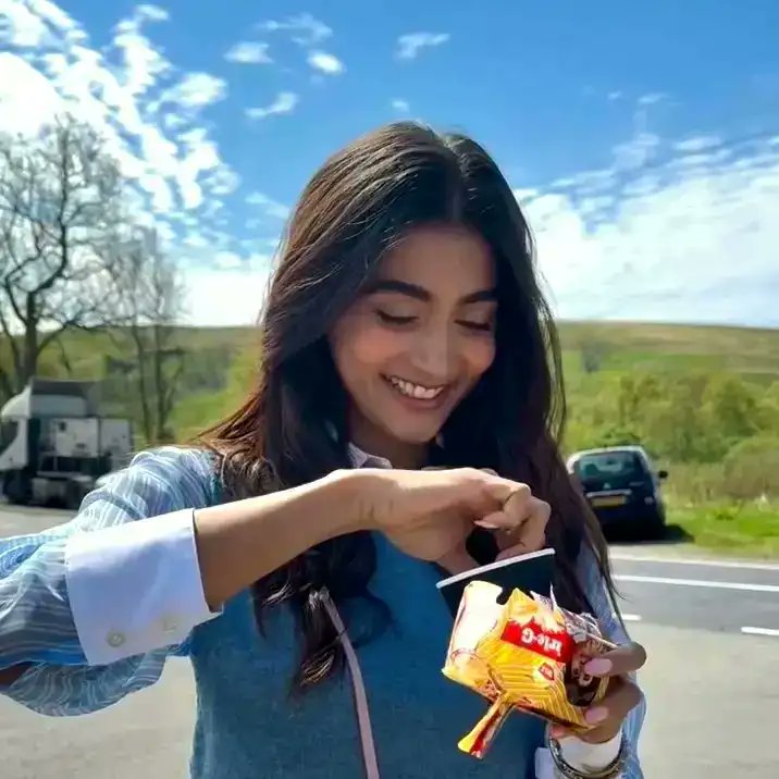 FayanExpress's tweet image. ये हैं Pooja Hegde
Bollywood की मशहूर Actress

कुछ महीने पहले Pooja ने Instagram पर एक video डाला जिसपर 
60 Million views
3 Million+ Likes आए

Reel में जानते हो क्या था ?
बस एक Cup गरम चाय
और Parle-G biscuits

Video में Pooja मुस्कुराते हुए कहती हैं
“Simple joys to make me feel…