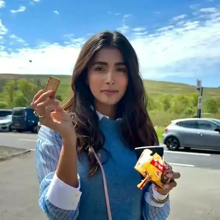 FayanExpress's tweet image. ये हैं Pooja Hegde
Bollywood की मशहूर Actress

कुछ महीने पहले Pooja ने Instagram पर एक video डाला जिसपर 
60 Million views
3 Million+ Likes आए

Reel में जानते हो क्या था ?
बस एक Cup गरम चाय
और Parle-G biscuits

Video में Pooja मुस्कुराते हुए कहती हैं
“Simple joys to make me feel…