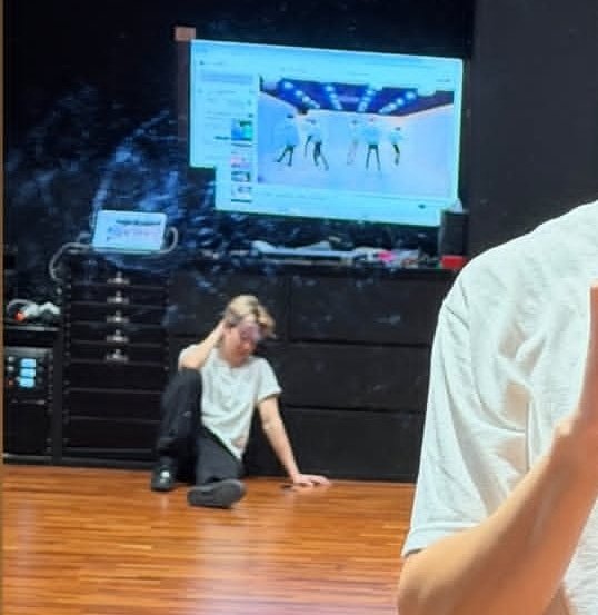 winnttaebear's tweet image. Jimin at the back and the dynamite dance practice