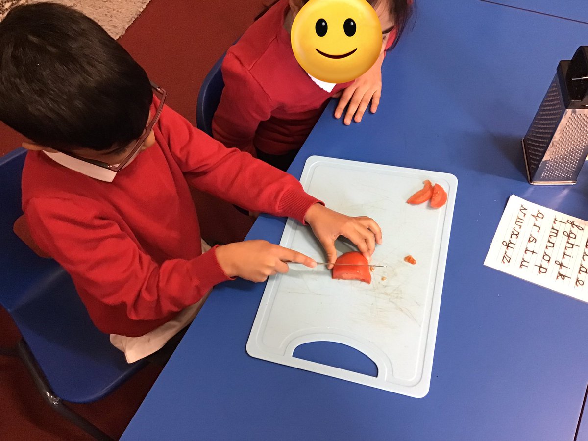 LeighPrimary's tweet photo. D and T in Year 3 this afternoon. It was our investigation lesson where we chopped, peeled and grated vegetables. #DandT #healthyandvarieddiet https://t.co/hE5dIiajMX