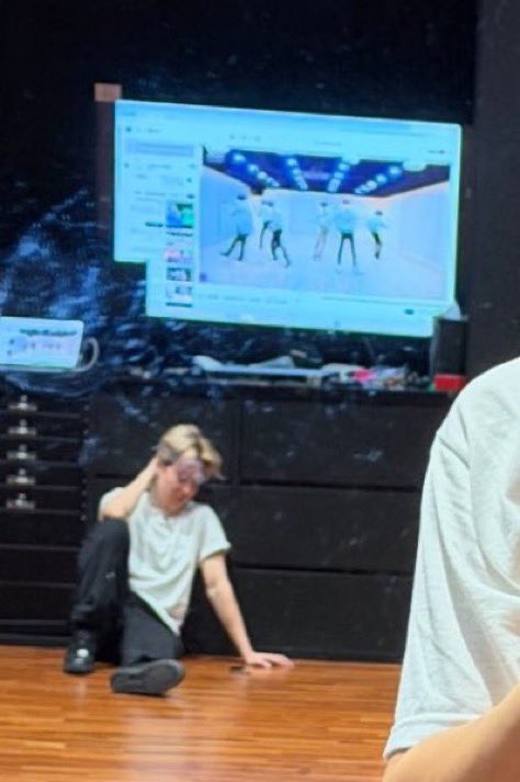 lilactans's tweet image. DYNAMITE PRACTICE IN THE BG WHATS GOING AWNNNNNN