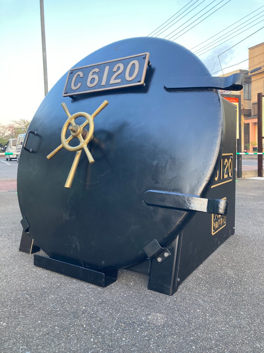 JRE_MALL's tweet image. おはようございます。今週も宜しくお願い致します。今朝の写真は、C6120の煙室扉です。間近で見ると、大きいですね。(担当KT)