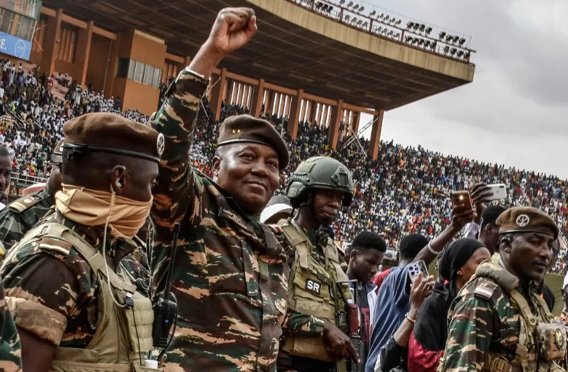 Oumar_Alansari's tweet image. هل حانت لحظة &quot;التدخل&quot; لإنقاذ الساحل بعد تصريحات رئيس النيجر؟
#Mali #Nigeria #Niger #BurkinaFaso 
بالأمس أشار الرئيس النيجري الجنرال عبد الرحمن تياني، إلى ما وصفه بـ&quot;مخطط لتقسيم مالي إلى أربع &quot;إمارات.. ووضع النيجر وبوركينا فاسو تحت سلطة &quot;أمير&quot; واحد&quot;.

- التصريحات تعد الأولى من…