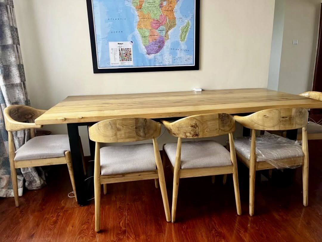 MufasaDeco's tweet image. Mvule wood showing off today! Designed to be fashionable and timeless! Get yours from Ksh 135,000. #diningtable #furnitureinkenya #mvulewood #mufasahomes #interiordesign