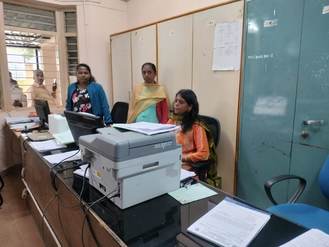 ತುಮಕೂರು ಮಹಾನಗರ ಪಾಲಿಕೆಯಲ್ಲಿ ಸಾರ್ವಜನಿಕರಿಗೆ ಇ-ಸ್ವತ್ತು ದಾಖಲೆಗಳನ್ನು ನೀಡುವಲ್ಲಿ ನಡೆಯುತ್ತಿರುವ ವಿಳಂಬ ಮತ್ತು ಅವ್ಯವಸ್ಥೆ ಕುರಿತು ನಾಗರಿಕರಿಂದ ಜಿಲ್ಲಾಧಿಕಾರಿ ಕಚೇರಿಗೆ ಅನೇಕ ದೂರುಗಳು ಬಂದ ಹಿನ್ನೆಲೆಯಲ್ಲಿ, ಮಹಾನಗರ ಪಾಲಿಕೆ ಕಚೇರಿಗೆ ದಿಢೀರ್ ಭೇಟಿ ನೀಡಿ ಪರಿಶೀಲನೆ ನಡೆಸಲಾಯಿತು.