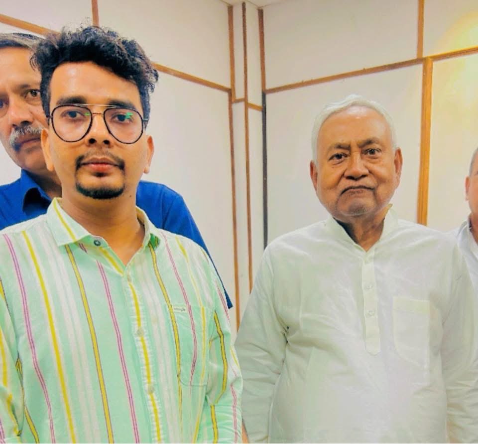 बिहार के मुख्यमंत्री पद की शपथ लेने पर श्री <a href="/NitishKumar/">Nitish Kumar</a> जी को हार्दिक बधाई और शुभकामनाएँ।
आपका अनुभव, कुशल नेतृत्व और सुशासन का सिद्ध ट्रैक रिकॉर्ड बिहार को निरंतर प्रगति के पथ पर आगे बढ़ाता रहा है।