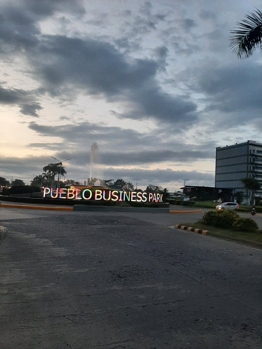 Nik0las06's tweet image. SM uptown to Downtown
Book na :) 
#Fetch 
#habal²