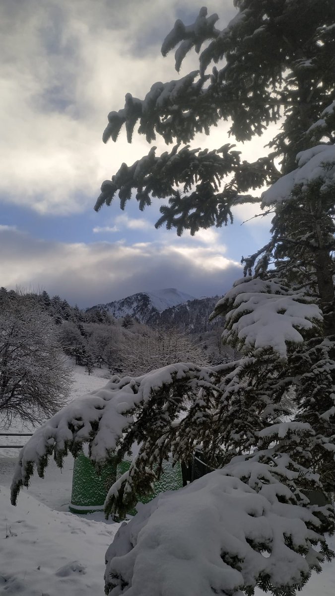 Así empieza el día desde el refugio de Linza en el Valle de Ansó (Pirineo oscense) con la primera nevada de la temporada. Precioso como siempre este rincón ansotano.