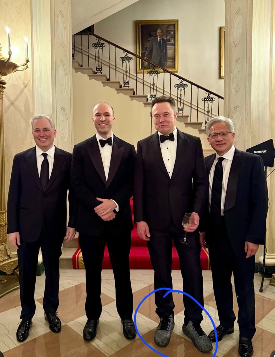 merishabh_singh's tweet image. Thoughts on Elon&apos;s choice of shoes for the White House black tie dinner..... 🤔

@elonmusk