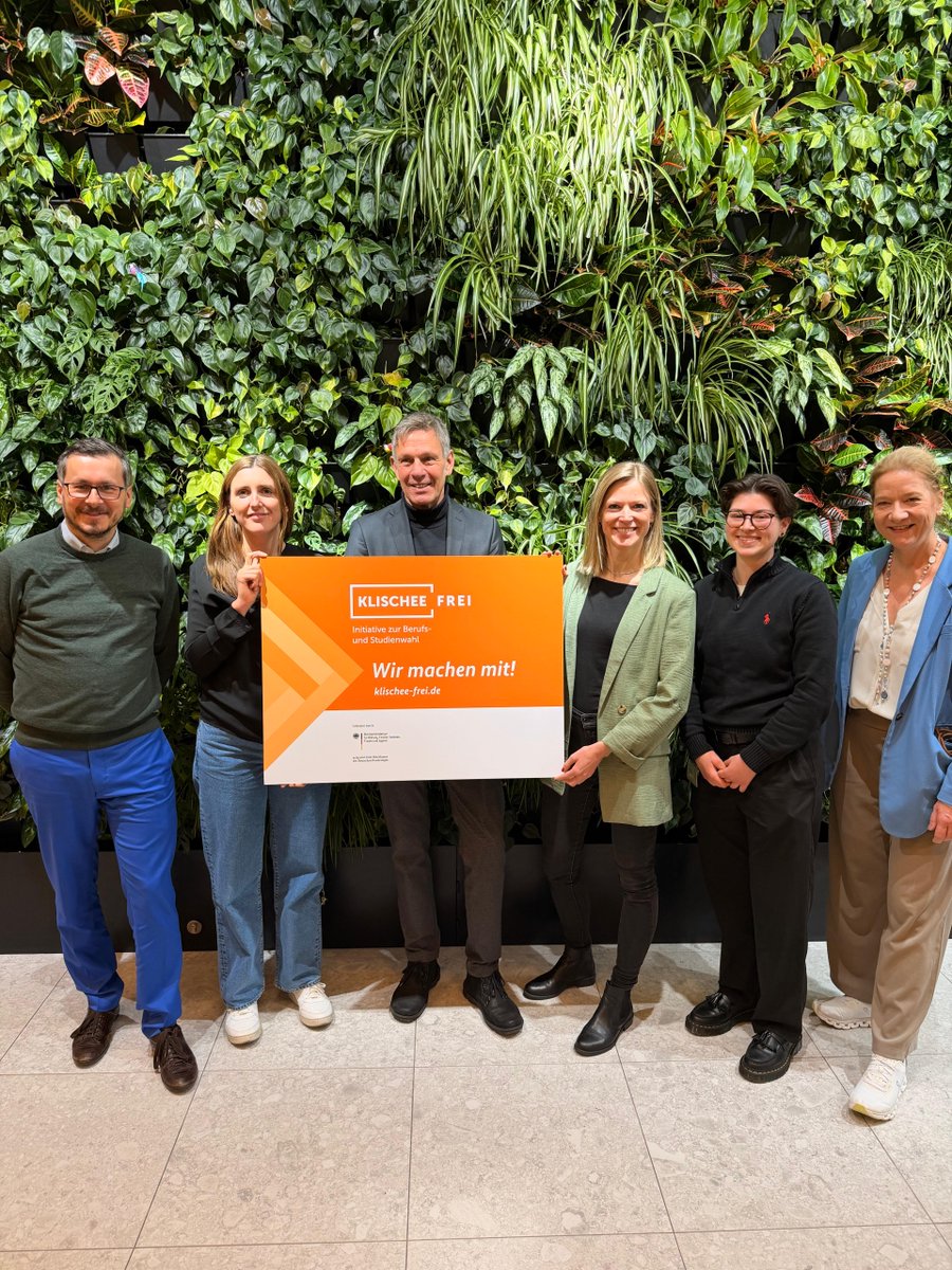 Wir erhalten die Klischeefrei-Plakette! 🎉 Gemeinsam mit Kolleginnen unseres Schaltanlagenwerks Frankfurt durften wir die offizielle Plakette der Initiative Klischeefrei entgegennehmen. Wir sind stolz und freuen uns sehr, nun auch offiziell Teil dieser wichtigen Bewegung zu sein.