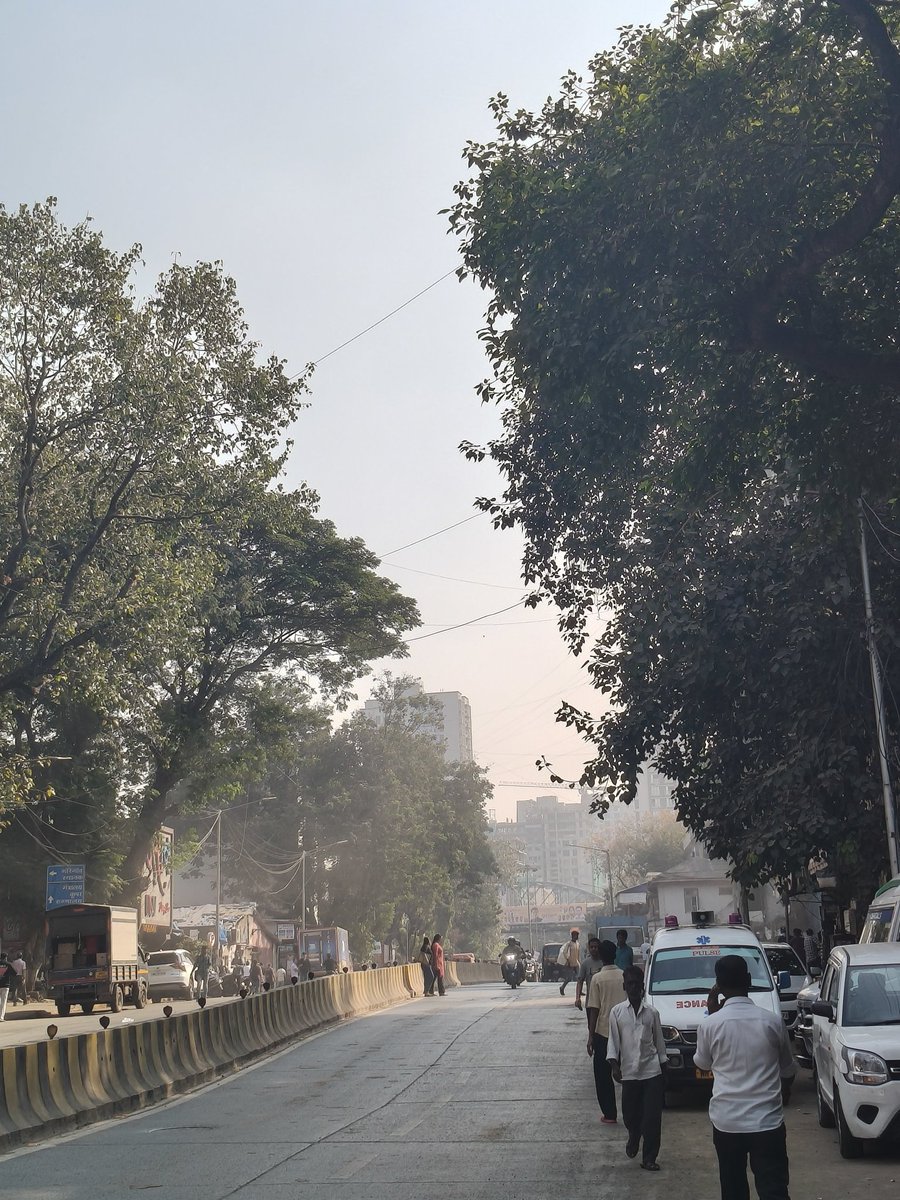 MNCDFbombay's tweet image. Important @mybmc : 
Demolition at Filmistan Studio is carried out without any sprinklers or guidelines for demolition, causing heavy dust pollution in the area.

Until and unless BMC takes air pollution seriously, city will continue to suffer and builders will continue the…