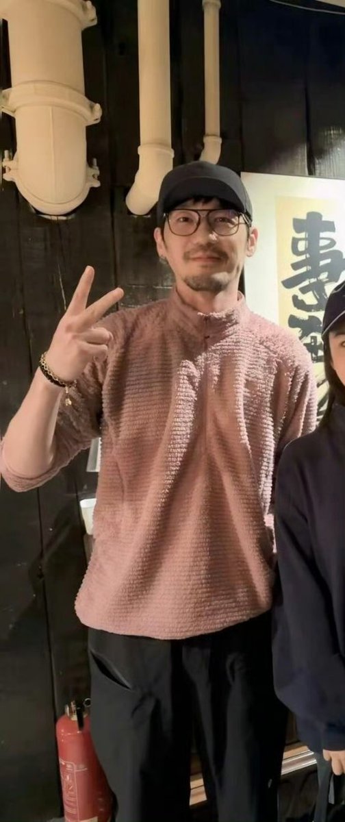 fandoestrans's tweet image. #BaiYu was spotted during his vacation and even gave out autographs and took photos with op 🥹🥹🥹

©️不讲李女士