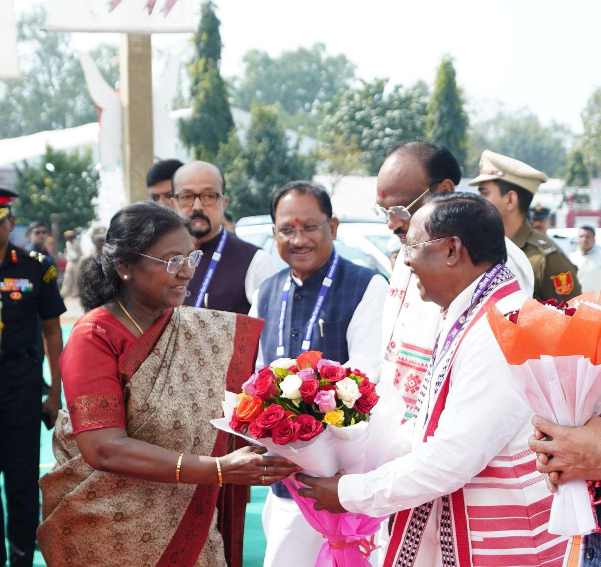 #छत्तीसगढ़ की पावन भूमि #अंबिकापुर आगमन के अवसर पर महामहिम राष्ट्रपति श्रीमती द्रौपदी मुर्मू जी का पुष्पगुच्छ भेंट कर आत्मीय स्वागत किया। 

जनजातीय गौरव दिवस के उपलक्ष्य में आयोजित कार्यक्रम में आपका आगमन सम्पूर्ण प्रदेश के लिए गौरवपूर्ण क्षण है। 

#JanjatiyaGauravDiwas