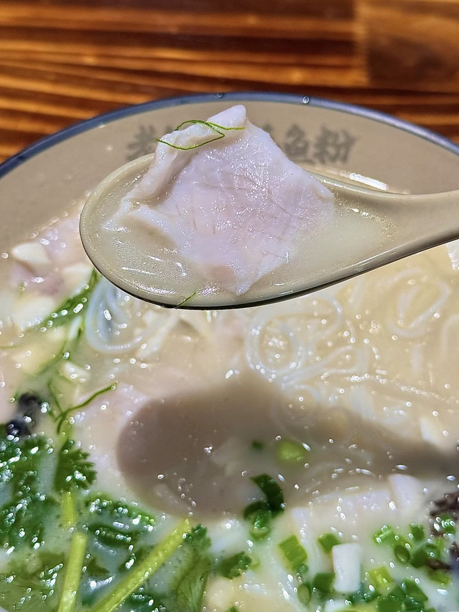 GBA_Foshan's tweet image. The best way to cook fish? &quot;Guoqiao&quot; style. The hot broth cooks it perfectly, making it unbelievably tender and smooth. 🤤
#Foodie #ChineseCuisine #Fish #Foshan