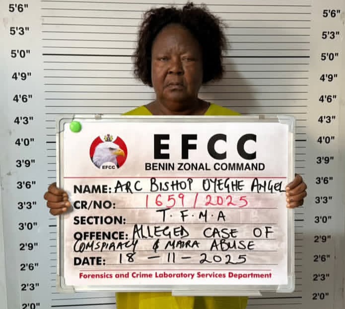 9lifeBlogger's tweet image. Efcc arrested  a female Bishop  over Naira multinational
Omo efcc no get joy oh 😂 
#EFCC #gistlover #VDM  #naijagbedu #UPDATE #Genocide #kebbi #Terrorism