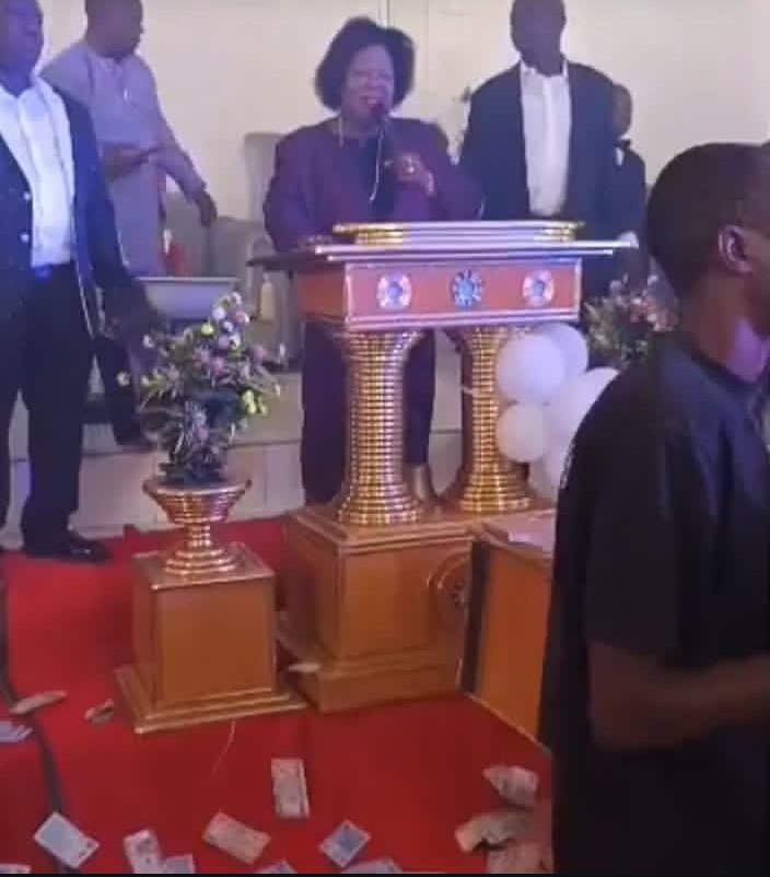 9lifeBlogger's tweet image. Efcc arrested  a female Bishop  over Naira multinational
Omo efcc no get joy oh 😂 
#EFCC #gistlover #VDM  #naijagbedu #UPDATE #Genocide #kebbi #Terrorism