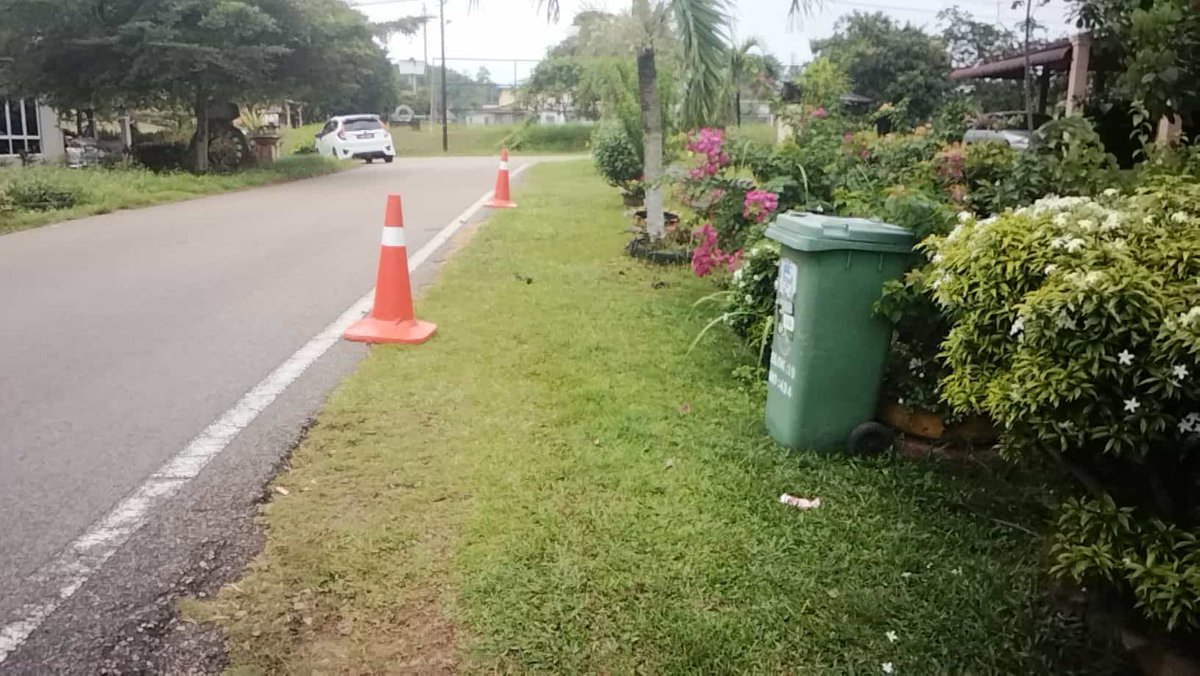 ypmaintenance's tweet photo. 18 November 2025 - #PEKAN
- CHINI 4
Seksyen 5.04
Kerja-kerja #RO3 Memotong Rumput telah dijalankan di lokasi terbabit
#ypmcare #ypmsb https://t.co/lmgovtdi3f