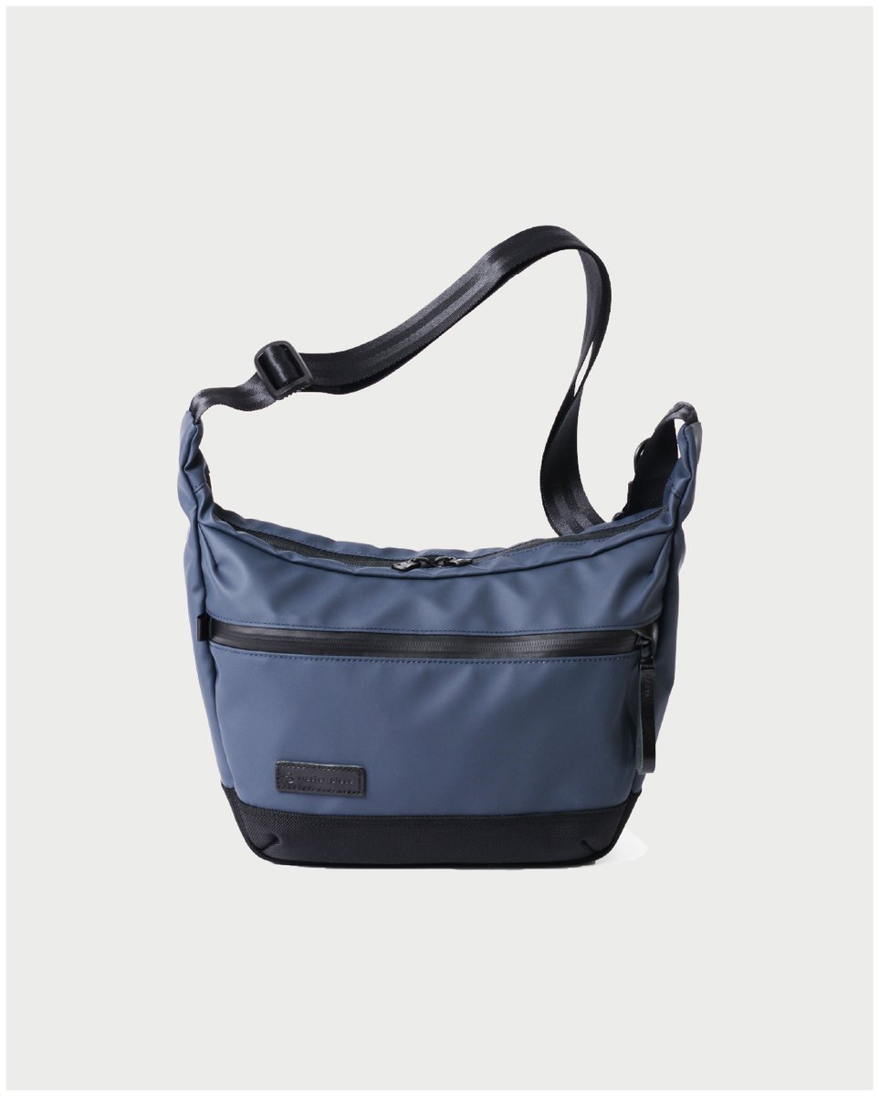 Slick – Shoulder Bag
2025.11.21.Fri. Release.

master-pieceの定番シリーズ「Slick」から、新たにショルダーバッグが登場します。
身体に沿うように設計されたトレンド感のあるバナナシルエットを採用し、11インチのタブレットが収納できるメインコンパートメントを搭載。