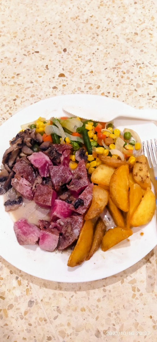 BravoGoodness's tweet photo. Ordinary meat-mix veges-potatoes in plate, ready to yummmm ❓ #eat #food #homecooking #hungry #meal #menu #throwback #yummy https://t.co/zUiBmXt6Tu