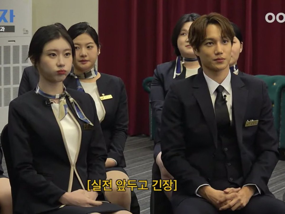 itzymoments's tweet image. chaeryeong and kai looked so good in a hotelier uniform 🥰