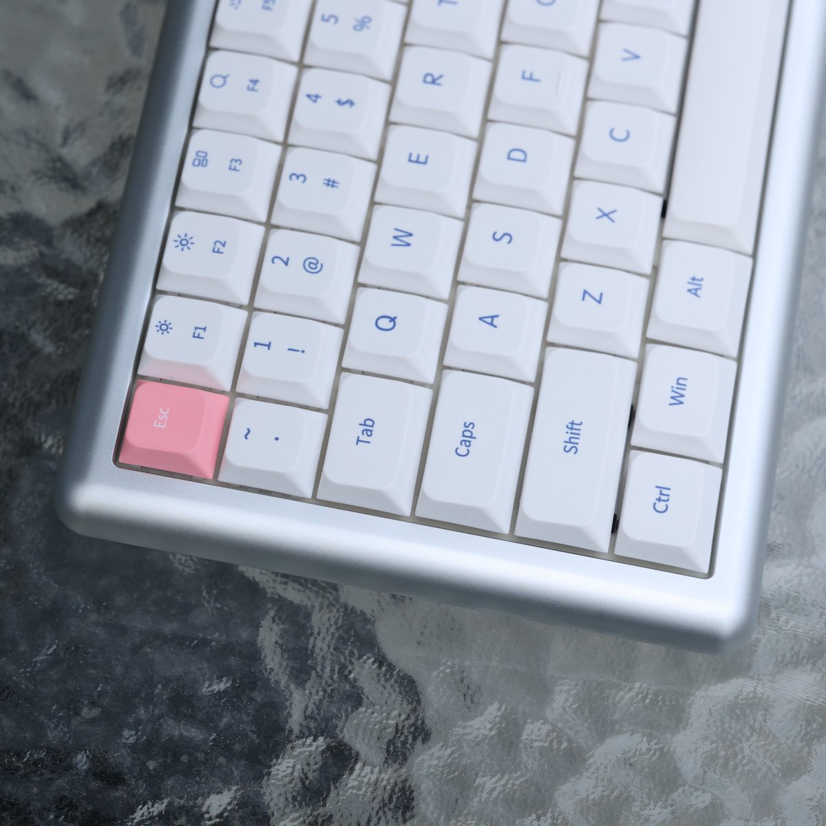 ChosfoxMK's tweet image. The Vero75 Kickstarter launches November 20, 9:00 AM ET! Be among the first to get the FIRST curved low-profile mechanical keyboard. Don&apos;t miss the 24-hour HUGE 40% early bird discount!

Join the launch: kickstarter.com/projects/chosf…

#Vero75 #MechanicalKeyboard