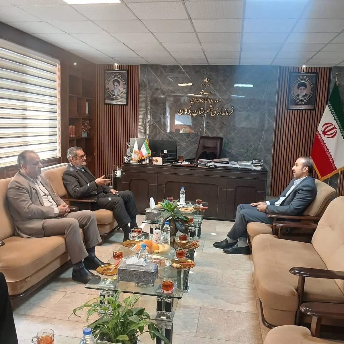 amirmoghadam_ir's tweet image. این برادر پزشکیان را یادتان هست که دم انتخابات نشان دادند و چه میگفت؟!

حتی این هم حالا کت و شلوار و یقه اخوندی میپوشد! راننده و بودجه و بر و بیا دارد و به نوایی رسیده! با رانت و امکانات دولتی از فرمانداریهای بازدید میکند! فرمانداران و مسولین را به خط میکند و میگوید دنبال پروژه…