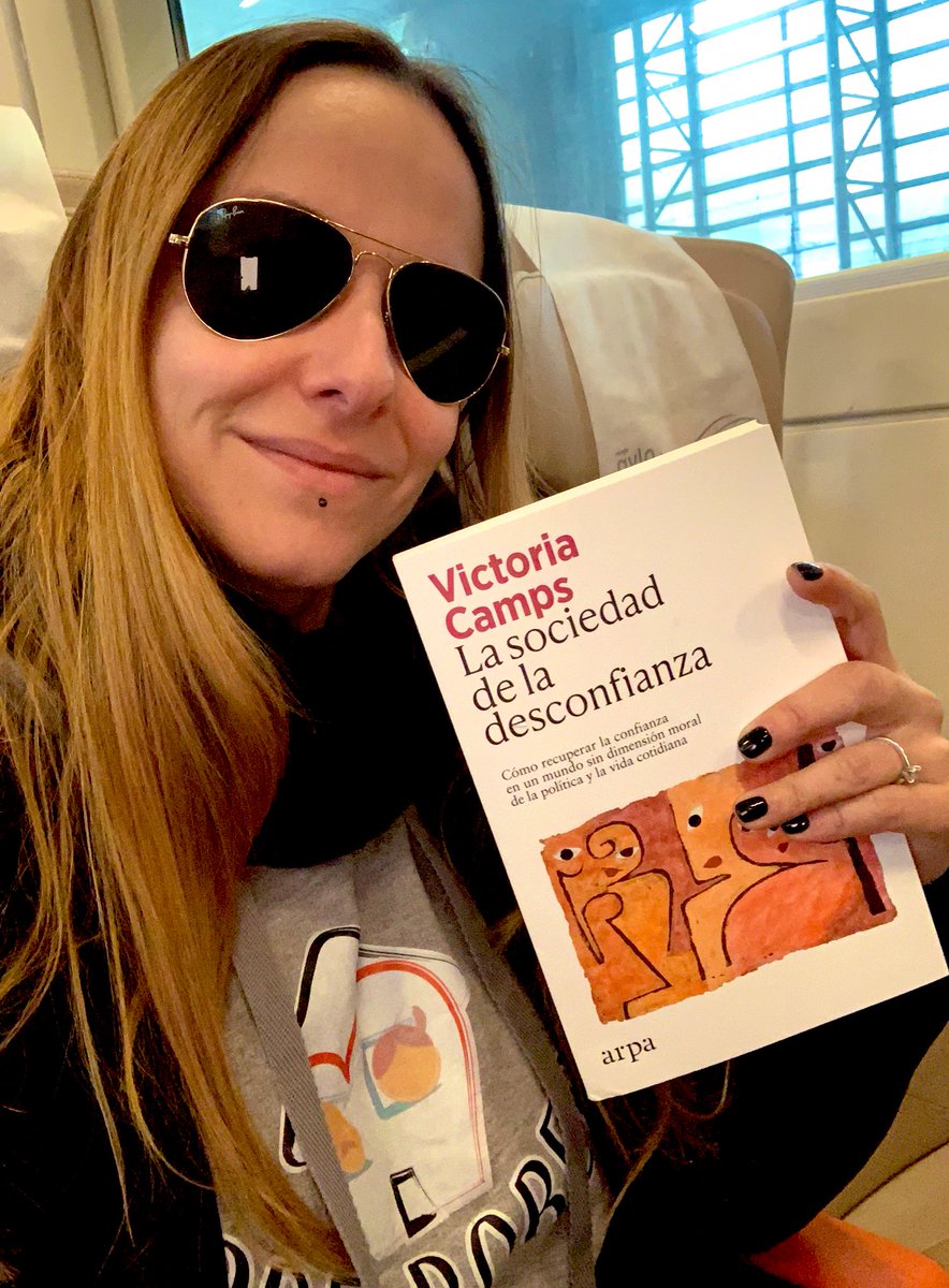 Este año celebro el #DíaMundialDeLaFilosofía con esta joya de la filósofa catalana Victoria Camps, que hoy, además, inaugura el Festival de Filosofía de Málaga, al que me dirijo en estos momentos. #WorldPhilosophyDay. cclamalagueta.com/festival-de-fi….