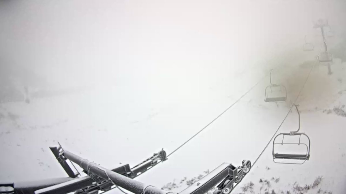 pablogijon's tweet photo. Así está esta mañana #Valgrande-#Pajares. La #nieve cubre todas las cotas de la estación.
Brañillín: -2,6ºC
Cuetu Negru: -3,4ºC
Las nevadas se intensificarán esta tarde, la cota de nieve bajará hasta unos 700 o 600 metros de altitud en algunos valles del interior. Aviso 🟠 https://t.co/f5nlpyiMwc