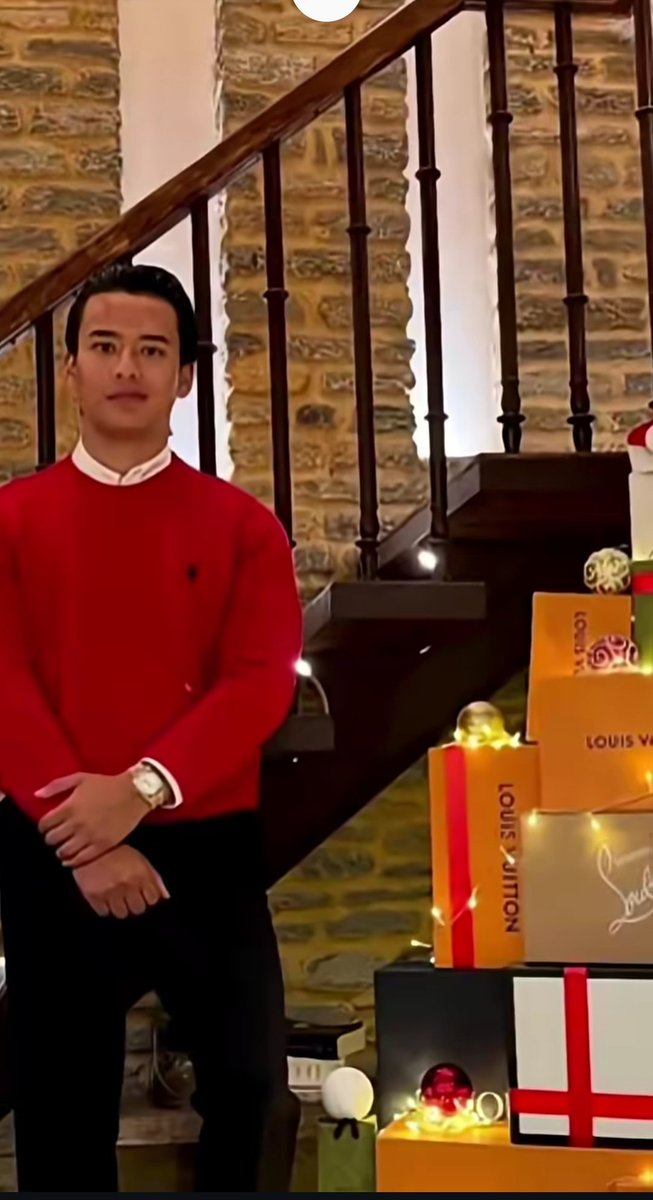 Shifakhanbpl22's tweet image. कैसे इस कंपनी की वजह से नेपाल की सरकार गिरी थी 

लुइस vuitton कंपनी की जानकारी एक बार हम पोस्ट किए थे ये फ्रांस की कंपनी है बहुत एक्सपेंसिव आइटम बनाती है 

तो नेपाल के एक मंत्री का बेटा अपने जन्मदिन पर louis vuitto company के 10 से 15 डब्बे के साथ गिफ्ट पोस्ट किया था 

जनता सब…