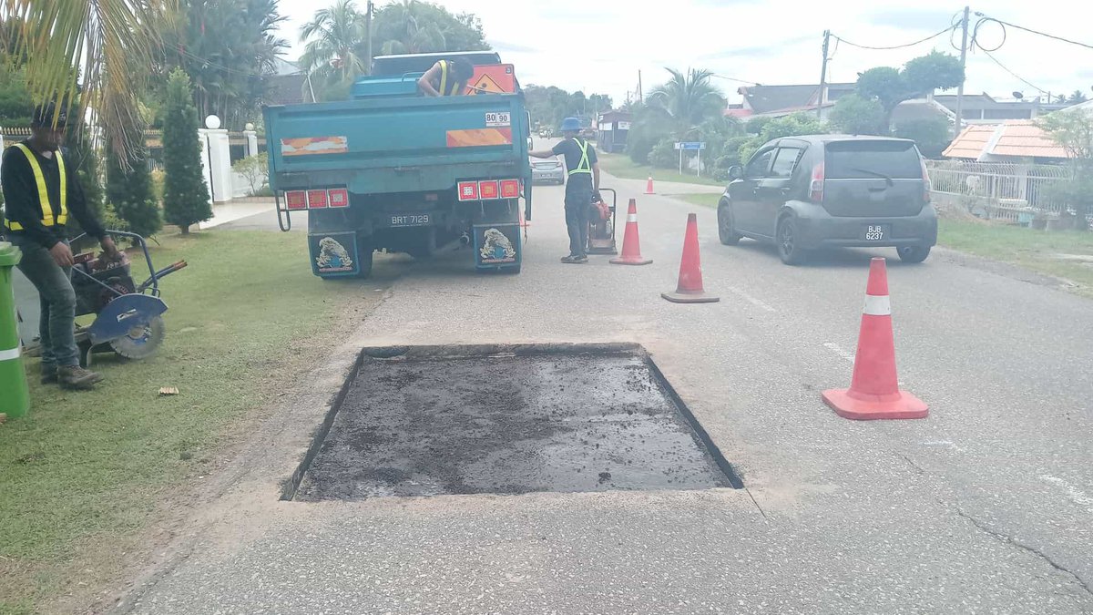 ypmaintenance's tweet photo. 19 November 2025 - #TEMERLOH 

10428 - PERSIMPANGAN BATU KAPUR
Seksyen 0.20

Kerja-kerja #RO1 Pothole Patching telah dijalankan di lokasi terbabit

#ypmcare #ypmsb https://t.co/AWvBKlWivl