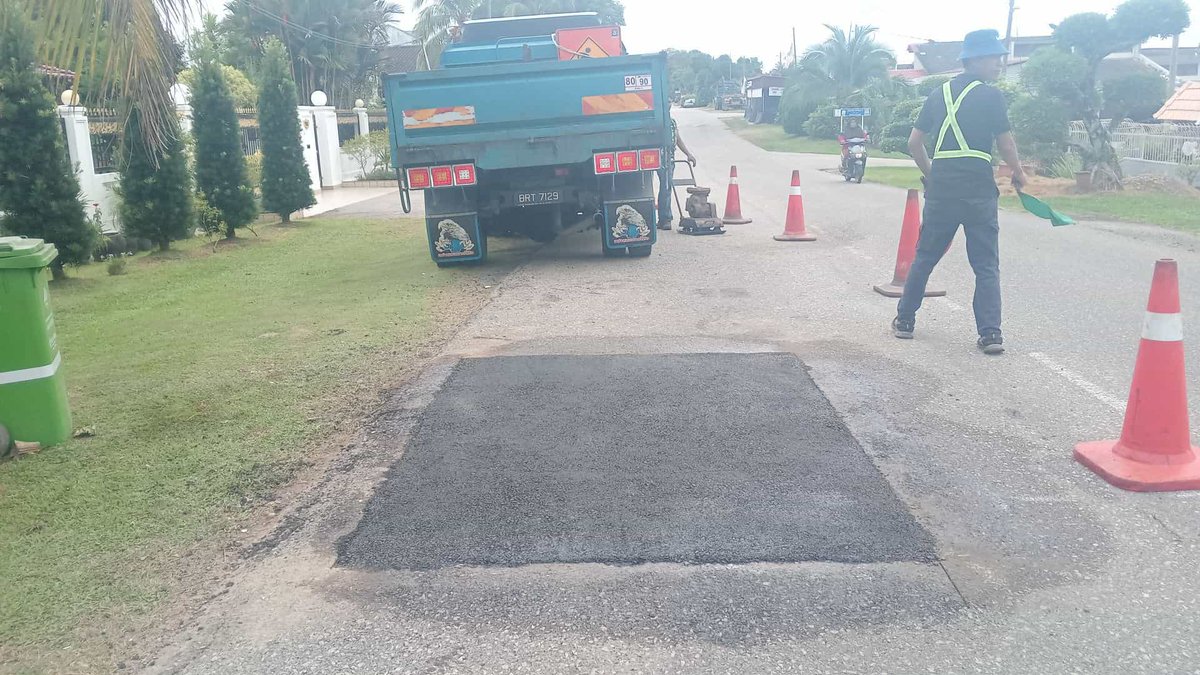 ypmaintenance's tweet photo. 19 November 2025 - #TEMERLOH 

10428 - PERSIMPANGAN BATU KAPUR
Seksyen 0.20

Kerja-kerja #RO1 Pothole Patching telah dijalankan di lokasi terbabit

#ypmcare #ypmsb https://t.co/AWvBKlWivl