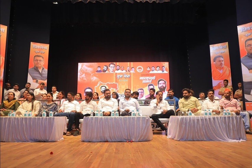 युवासेनेचा महाराष्ट्रात युवासैनिकांशी 'संवाद दौरा' सुरू आहे. महाराष्ट्रातील या दौऱ्याच्या दुसऱ्या टप्प्यात खेड येथे युवासेनेचे कार्याध्यक्ष पूर्वेश सरनाईक यांनी दापोली, गुहागर, चिपळूण विधानसभा मतदारसंघांतील युवासैनिकांशी संवाद साधला. यावेळी येणाऱ्या स्थानिक स्वराज्य संस्था