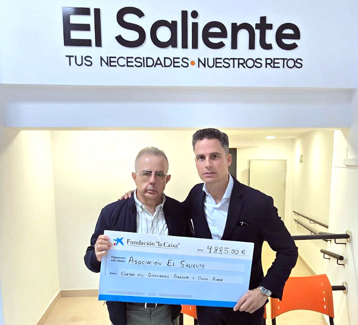 SalienteCEE's tweet photo. 🌟 En El Saliente hemos recibido la visita de Jesús Gonzalo Aranda, Director de Área de Negocio de Almería-Levante de CaixaBank, que nos ha hecho entrega de la colaboración para nuestro proyecto social “Descubriendo nuevos horizontes en el mundo de la discapacidad”. https://t.co/OgpcttvVHr