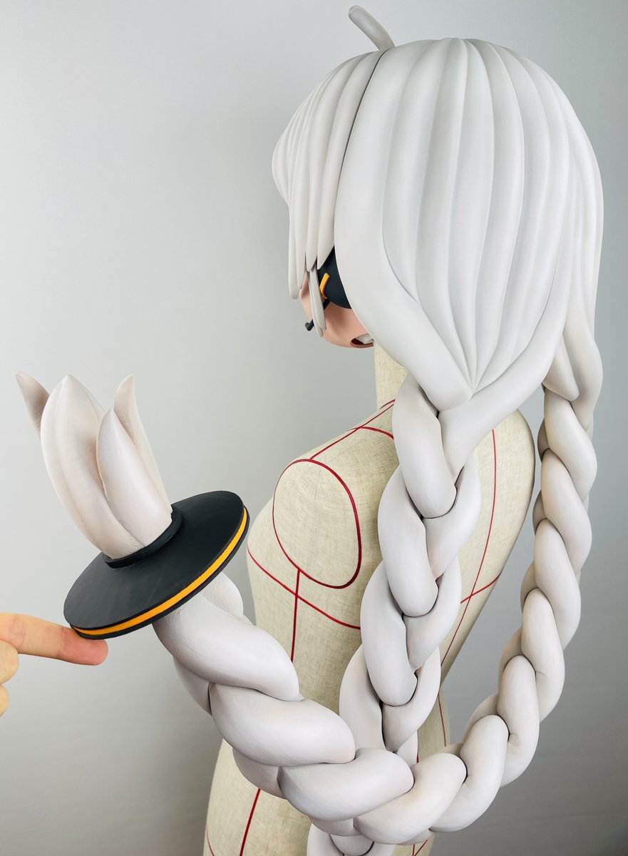 着ぐるみマスク完成しました。立体造形目、髪飾りとヘッドセット付属、アホ毛と三つ編みは着脱可能な仕様です。今回は新技法により三つ編みの3Dプリント造形を実現しました。超大ボリュームの三つ編みツインテールですが、通常の弾性3Dプリント造形品よりも柔軟かつ軽量に仕上がっています。