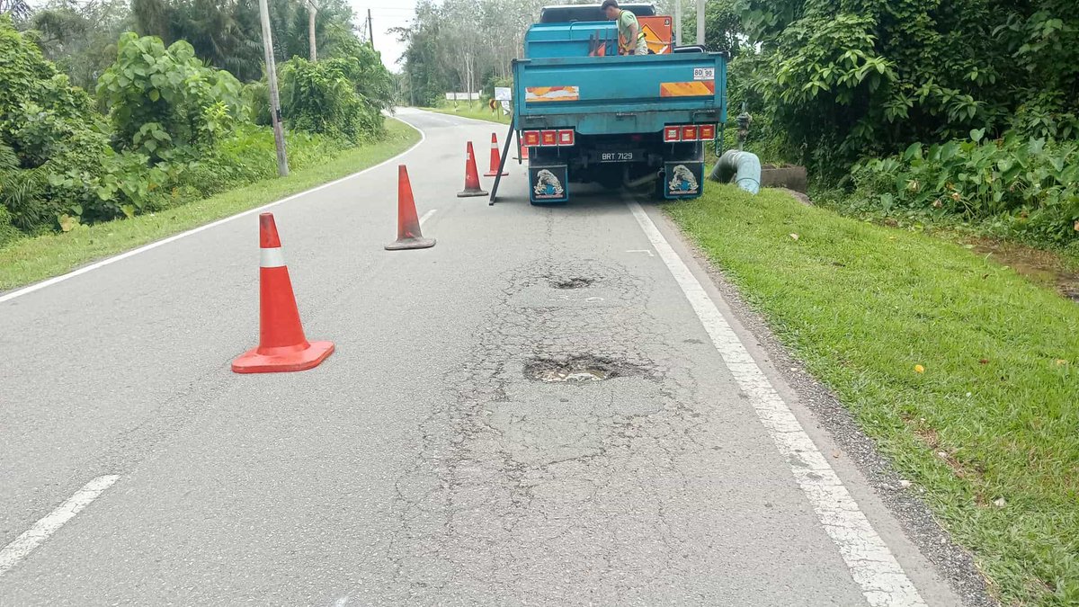 ypmaintenance's tweet photo. 19 November 2025 - #TEMERLOH
C123-10405 - JLN TELOK IRA KE RUMPUN MAKMUR
Seksyen 3.00
Kerja-kerja #RO1 Pothole Patching telah dijalankan di lokasi terbabit
#ypmcare #ypmsb https://t.co/OxuK71ls51